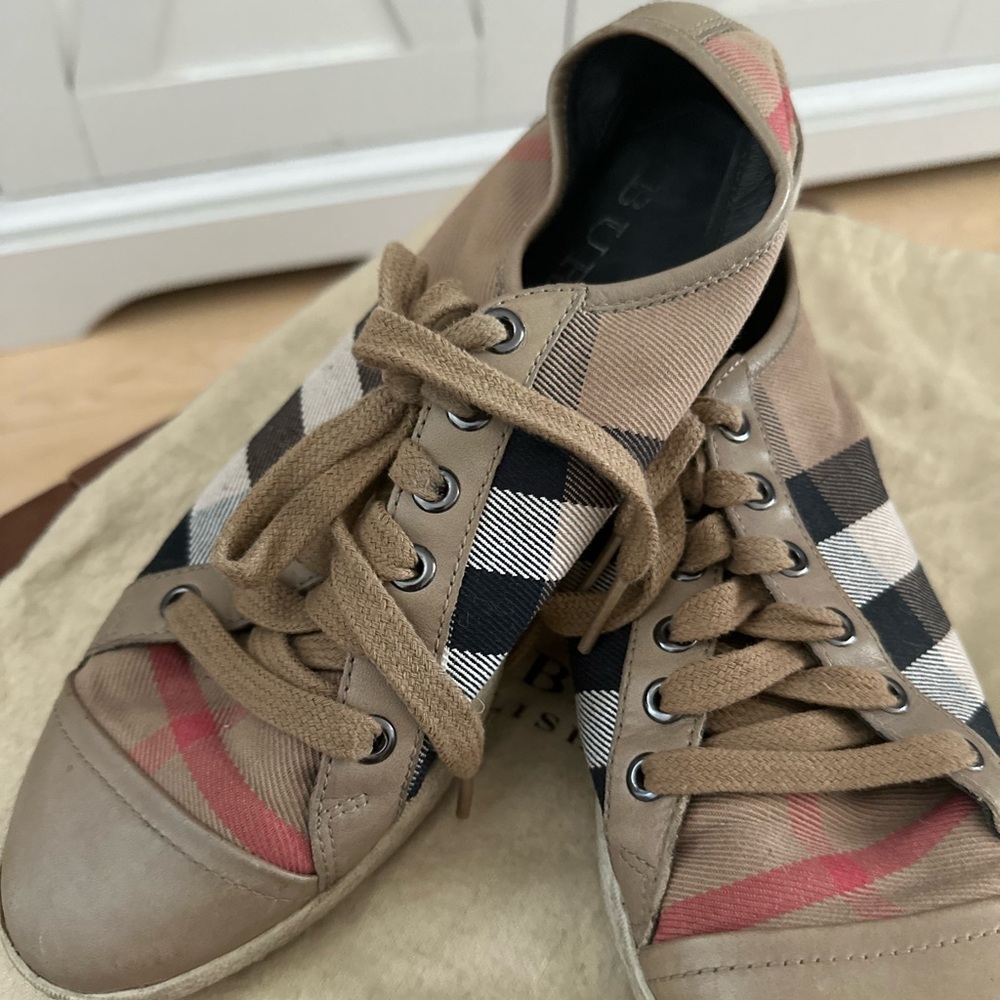 Worn Burberry sneakers S38